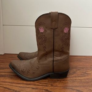 SHYANNE GIRLS' FLORAL EMBROIDERED WESTERN BOOTS. Brown, size 3.